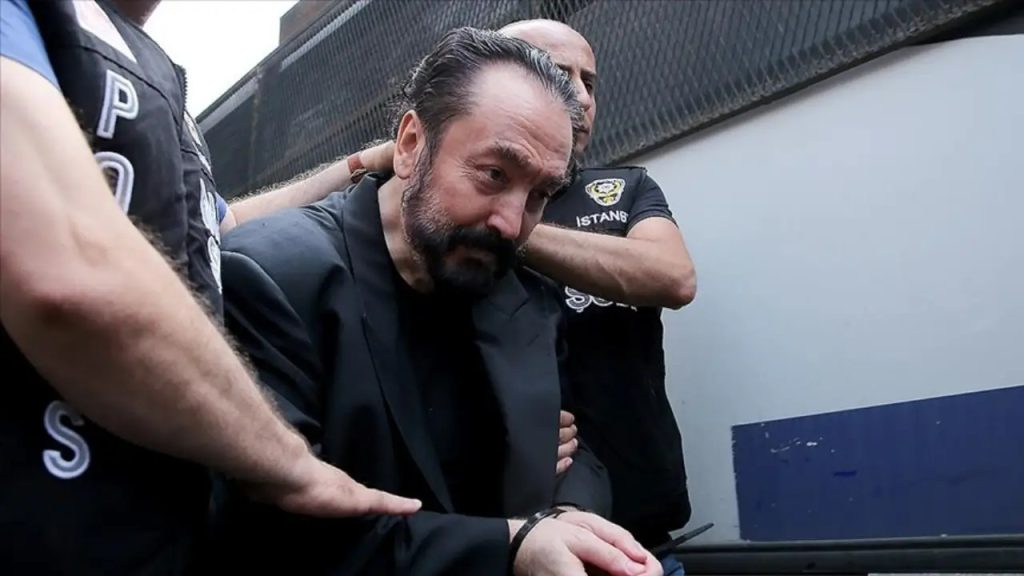 Fotoğraftaki bu detayı kimse fark etmedi: Adnan Oktar'dan müritlerine gizli mesaj