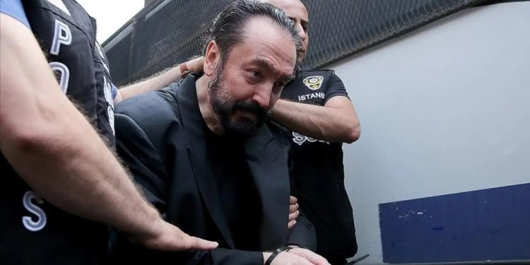 Fotoğraftaki bu detayı kimse fark etmedi: Adnan Oktar'dan müritlerine gizli mesaj