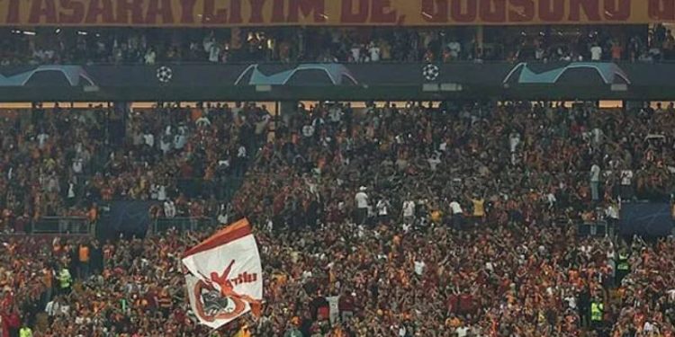 Galatasaray taraftarından 3 dakikalık sessiz protesto