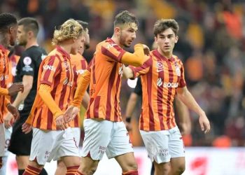 Galatasaray'da iki oyuncunun bileti kesildi!