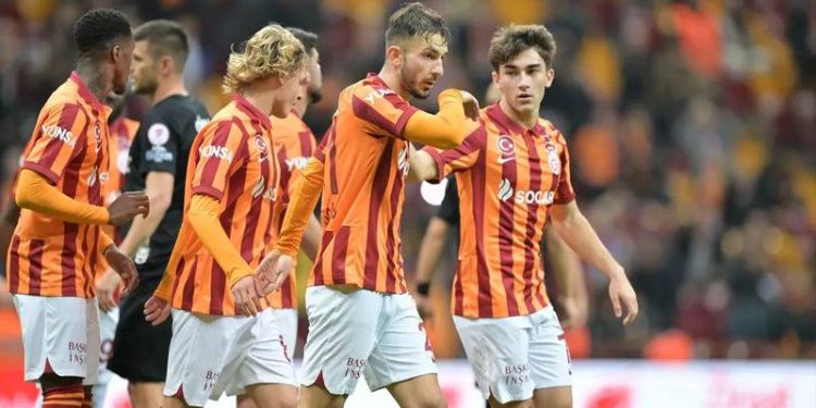 Galatasaray'da iki oyuncunun bileti kesildi!