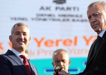 Gri pasaport skandalıyla gündeme gelen başkan Yeşilyurt'ta yeniden aday gösterilmedi