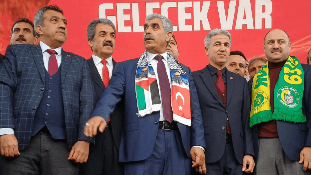 Harem-selamlık miting düzenledi: AKP'den istifa eden Yeniden Refah'ın belediye başkan adayı olan isimden AKP'ye israf suçlaması