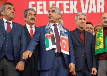 Harem-selamlık miting düzenledi: AKP'den istifa eden Yeniden Refah'ın belediye başkan adayı olan isimden AKP'ye israf suçlaması