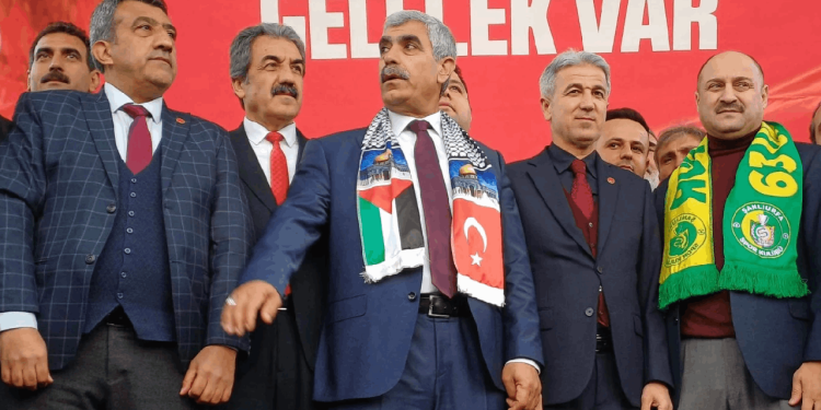 Harem-selamlık miting düzenledi: AKP'den istifa eden Yeniden Refah'ın belediye başkan adayı olan isimden AKP'ye israf suçlaması