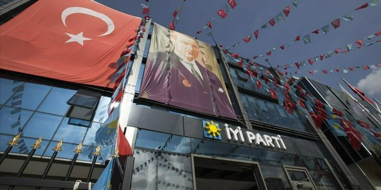 İYİ Parti'de istifalar sürüyor: İlçe teşkilatı istifa etti