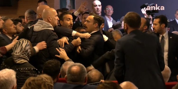 İYİ Parti’de ‘Etimesgut’ krizi: Hilmi Özer protesto edilince arbede çıktı