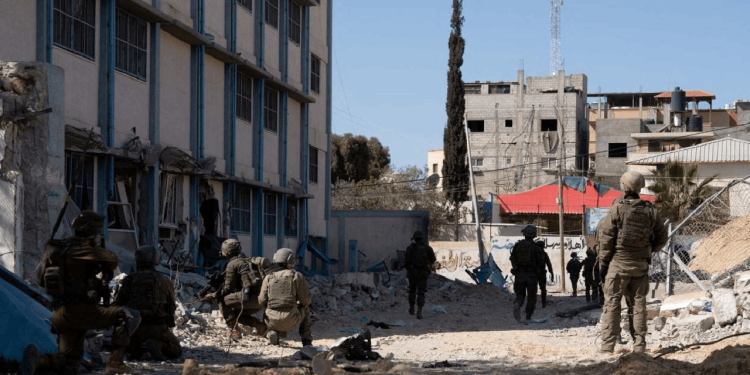 İsrail Nasır Hastanesi'ni kışlaya çevirdi: 118 hasta mahsur kaldı