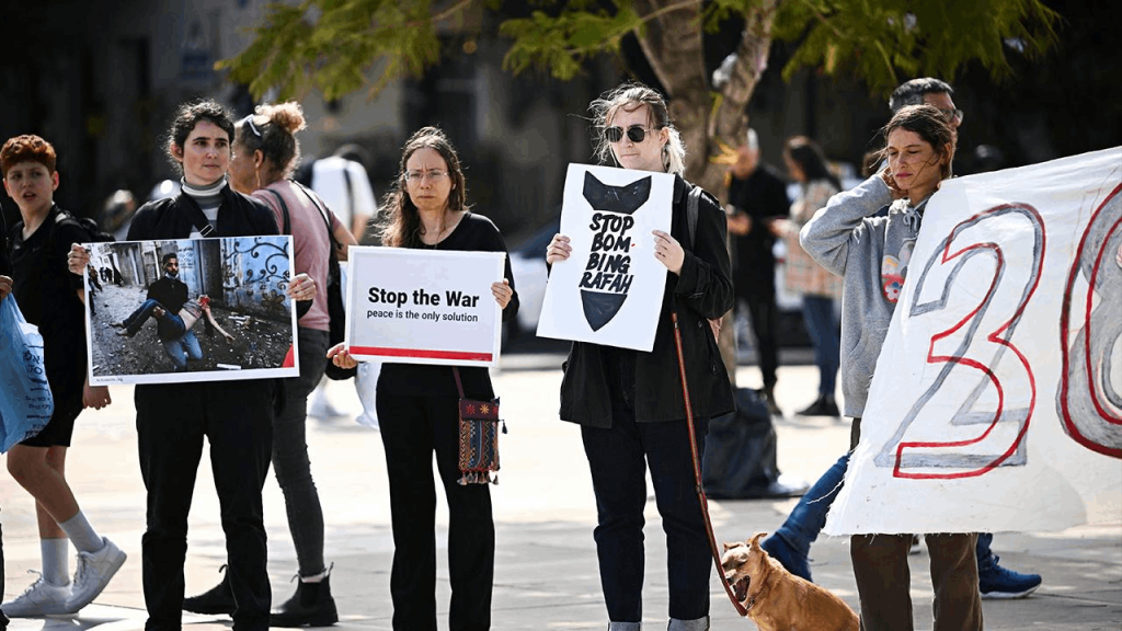 İsrail'in başkenti Tel Aviv'de savaş karşıtı gösteri düzenlendi