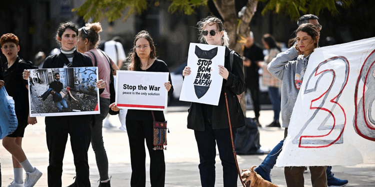 İsrail'in başkenti Tel Aviv'de savaş karşıtı gösteri düzenlendi