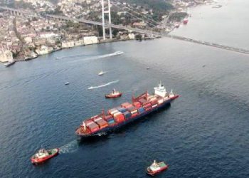 İstanbul Boğazı’nda iki gemi çarpıştı