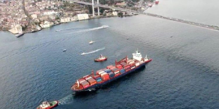 İstanbul Boğazı’nda iki gemi çarpıştı