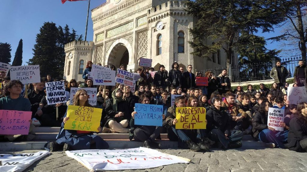 İstanbul Üniversitesi öğrencilerinden 'randevulu müze' protestosu: Polis engeline rağmen Beyazıt Meydanı'nı doldurdular