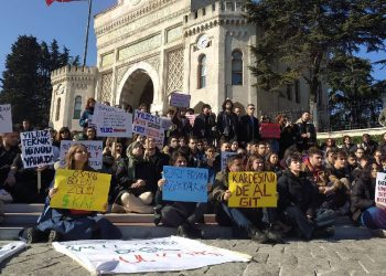 İstanbul Üniversitesi öğrencilerinden 'randevulu müze' protestosu: Polis engeline rağmen Beyazıt Meydanı'nı doldurdular