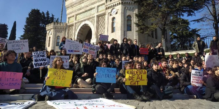 İstanbul Üniversitesi öğrencilerinden 'randevulu müze' protestosu: Polis engeline rağmen Beyazıt Meydanı'nı doldurdular