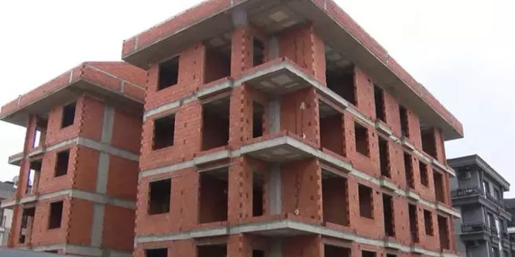 İstanbul’da kentsel dönüşüm için yıkılan eski binanın yerine daha çürüğünü yaptılar