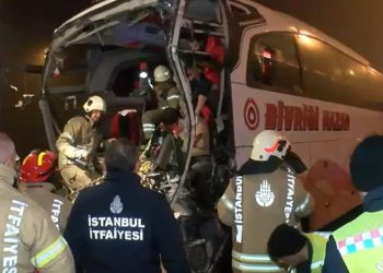 Kuzey Marmara Otoyolu’nda yolcu otobüsü TIR’a çarptı: 1’i ağır 19 yaralı