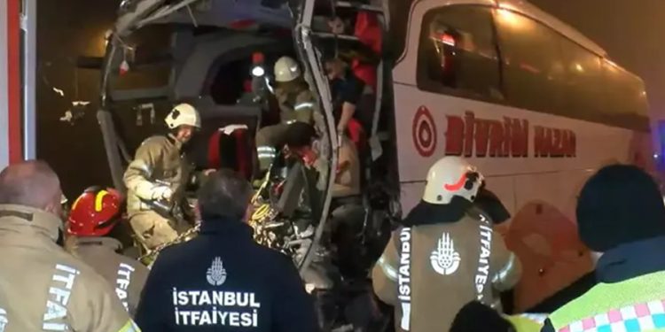 Kuzey Marmara Otoyolu’nda yolcu otobüsü TIR’a çarptı: 1’i ağır 19 yaralı