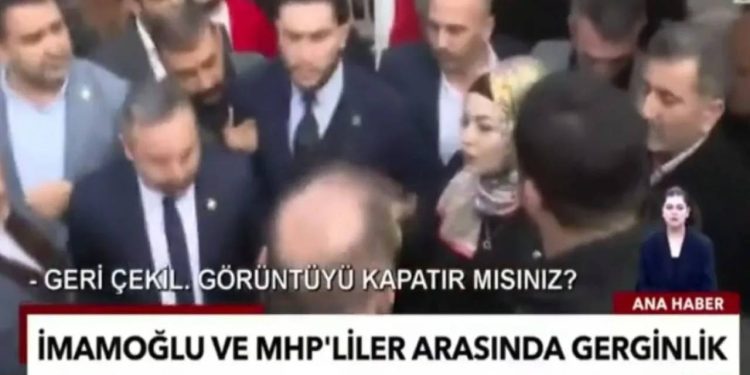 MHP standını ziyaret etmek isteyen İmamoğlu'nun üstüne yürüdüler
