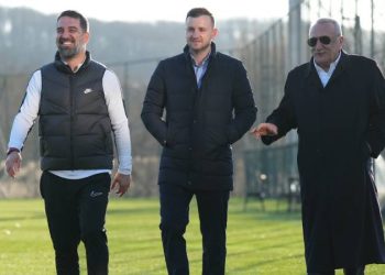 Mehmet Ağar'dan Arda Turan'ın teknik direktörlüğünü yaptığı Eyüpspor'a ziyaret