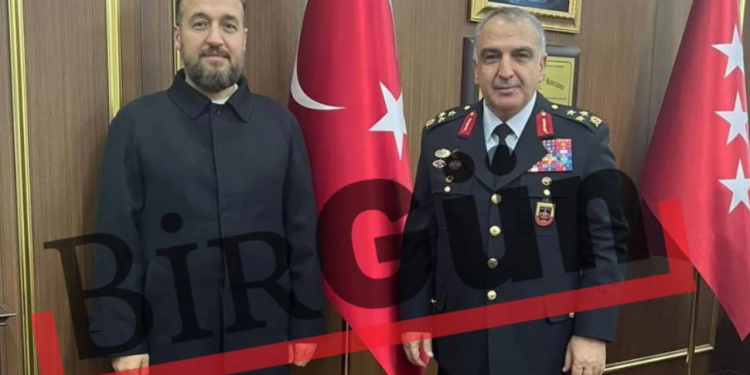Menzil cemaatinin vekili korgeneralle yan yana!