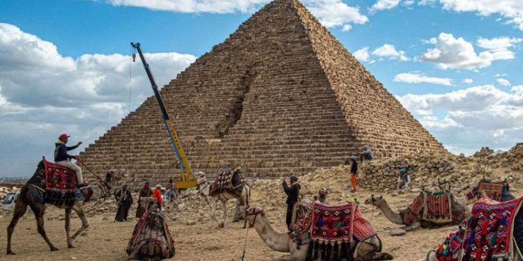 Mısır’da bir piramidi granitle kaplayacak restorasyon projesi tartışmaların odağında