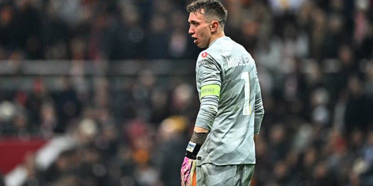 Muslera yeni sözleşme için "bekleyin" mesajı verdi