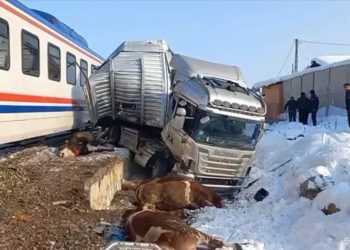 Muş’ta yolcu treni TIR’a çarptı: 2 ölü, 2 yaralı