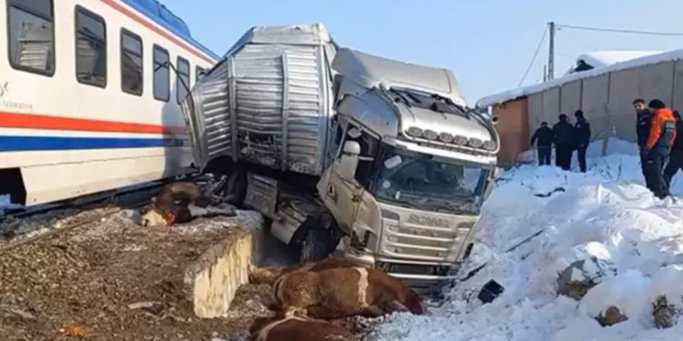 Muş’ta yolcu treni TIR’a çarptı: 2 ölü, 2 yaralı