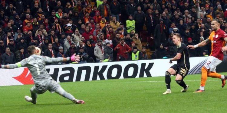 Orada yapabileceğim tek şey topu yüzümle çıkarmamdı