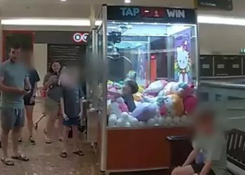 Oyuncak makinesinde mahsur kalan çocuğu polis kurtardı