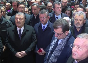 Özgür Özel, büyük depremlerin yıl dönümünde Hatay'da anma etkinliğine katıldı