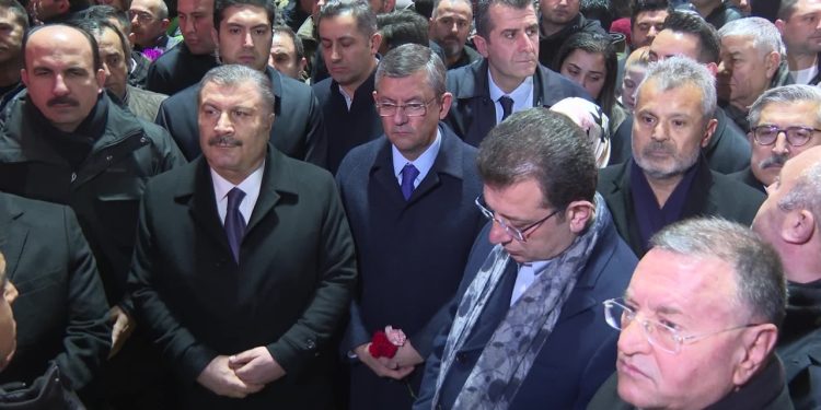 Özgür Özel, büyük depremlerin yıl dönümünde Hatay'da anma etkinliğine katıldı
