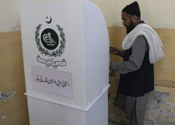 Pakistan sandık başında: Sınırlar kapatıldı, telefon hizmeti kesildi