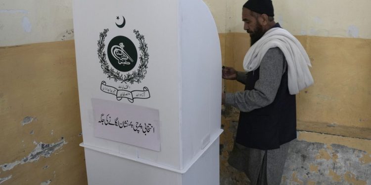 Pakistan sandık başında: Sınırlar kapatıldı, telefon hizmeti kesildi