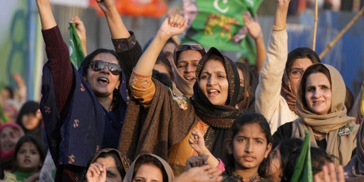 Pakistan'da seçimler: Hangi adaylar ve partiler yarışıyor, değişim olacak mı?