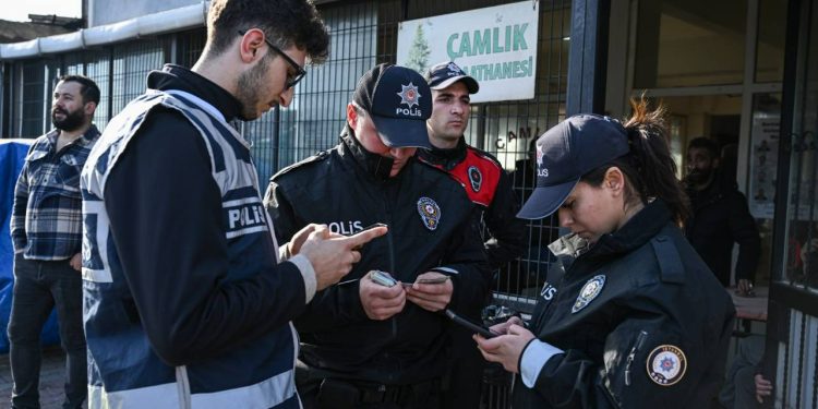 Polis helikopterine lazer tuttu, uygulamada yakalandı