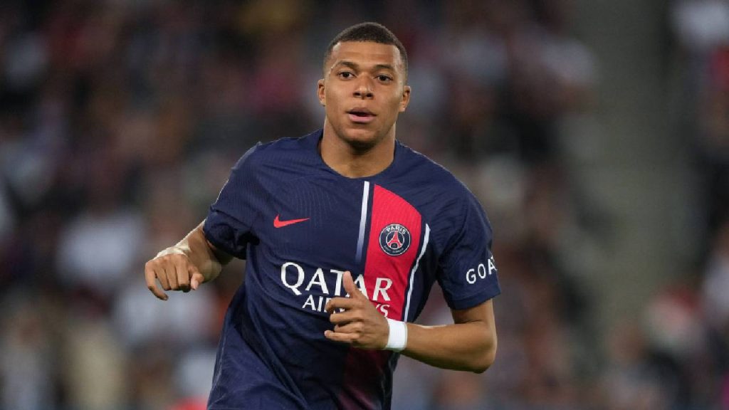 Real Madrid'e transfer olacağı söylentileri vardı: Kylian Mbappe Barcelona'da