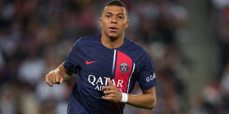 Real Madrid'e transfer olacağı söylentileri vardı: Kylian Mbappe Barcelona'da