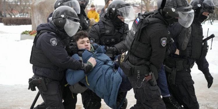 Rusya'da Navalny'yi anmak isteyen 100'den fazla kişi tutuklandı