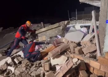 Şanlıurfa’da depremde hasar gören iki katlı ev çöktü: 2 ölü, 8 yaralı