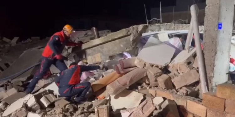 Şanlıurfa’da depremde hasar gören iki katlı ev çöktü: 2 ölü, 8 yaralı