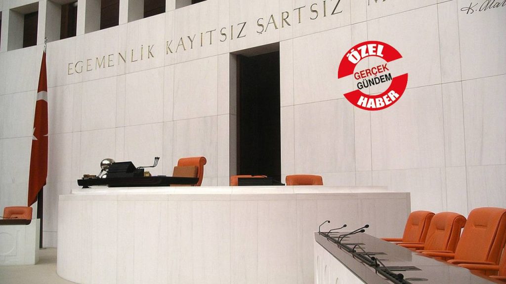 Seçim öncesi bir parti daha karıştı | Görevden alındıklarını söyleyip tabelaları söktüler: “Yapılanlar siyasi ahlaksızlık”