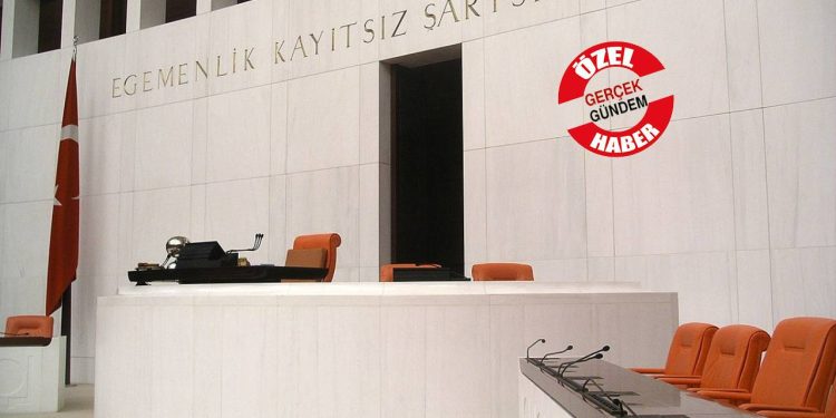 Seçim öncesi bir parti daha karıştı | Görevden alındıklarını söyleyip tabelaları söktüler: “Yapılanlar siyasi ahlaksızlık”