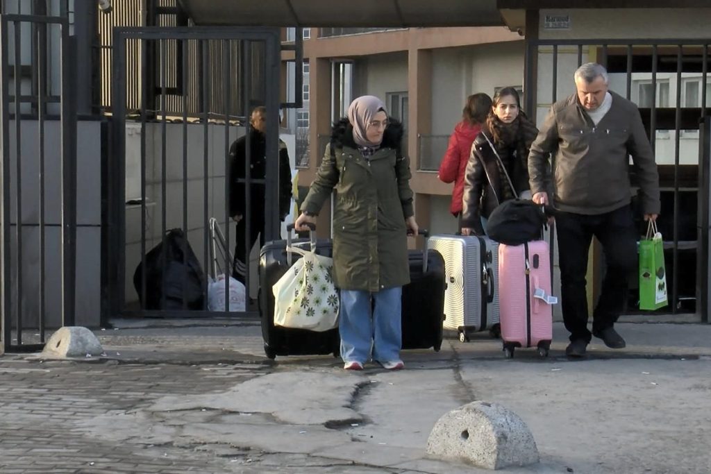 Siirt’te KYK yurdu tedbir amaçlı boşaltıldı; kız öğrencilerin yarısı sokakta kaldı