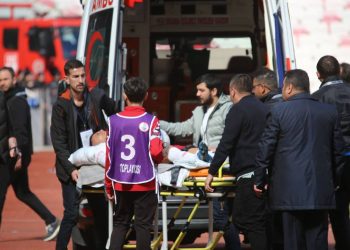 Sivasspor-Pendikspor maçında yürek burkan sakatlık! Bartuğ Elmaz ambulansla hastaneye kaldırıldı