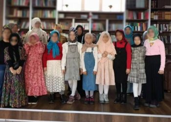 TÜGVA, çocuklarla ‘tesettür defilesi' düzenledi: “Tüm hanım öğrencilerimizi bekliyoruz”