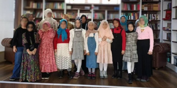 TÜGVA, çocuklarla ‘tesettür defilesi' düzenledi: “Tüm hanım öğrencilerimizi bekliyoruz”