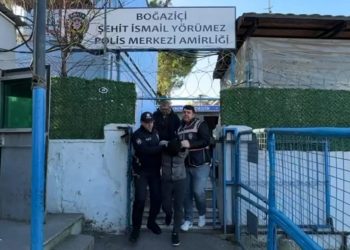 Taksicinin sırtına makas saplayan zanlı tutuklandı