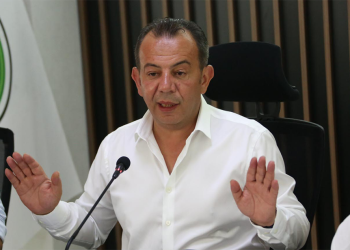 Tanju Özcan, tartıştığı meclis üyesini dışarı çıkarmayan zabıta müdürünü görevden aldı